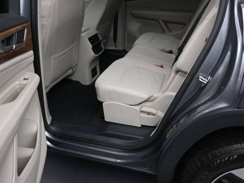 Used 2024 Volkswagen Atlas SE FWD image 12