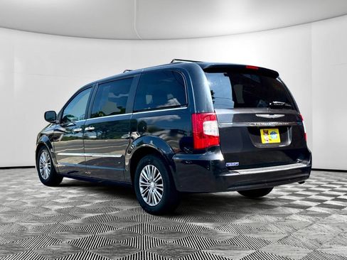 Used 2014 Chrysler Town & Country Touring-L w/ Driver Convenience Group image 7
