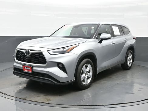 Used 2024 Toyota Highlander LE AWD/4WD image 2