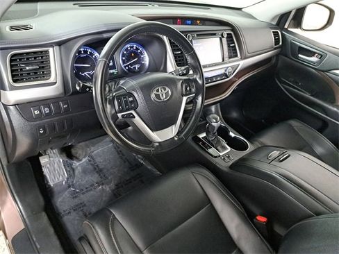Used 2017 Toyota Highlander XLE w/ Carpet Mat Package image 19