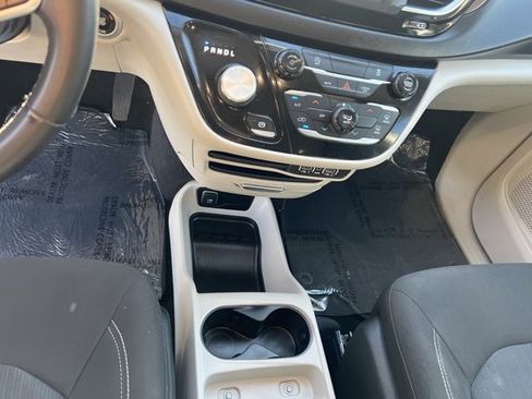 Used 2022 Chrysler Voyager LX image 16