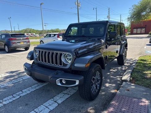 Used 2025 Jeep Wrangler Unlimited Sahara AWD/4WD image 4