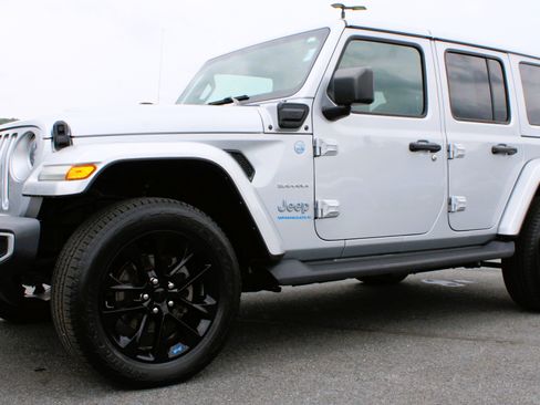 Used 2023 Jeep Wrangler Unlimited Sahara w/ Cold Weather Group AWD/4WD image 14