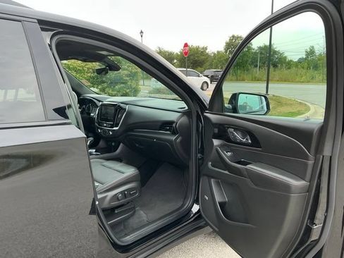 Used 2023 Chevrolet Traverse RS AWD/4WD image 17