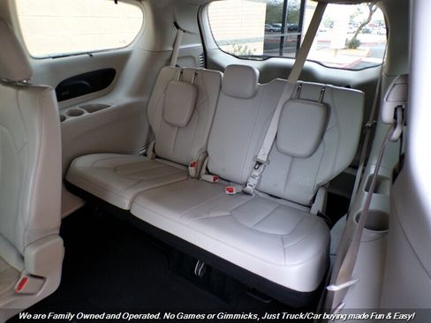 Used 2017 Chrysler Pacifica Touring-L Plus image 22
