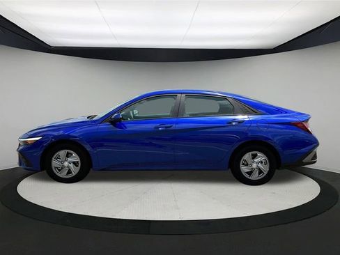 New 2025 Hyundai Elantra SE image 3