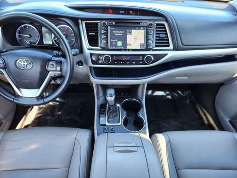 Used 2019 Toyota Highlander XLE AWD/4WD image 14