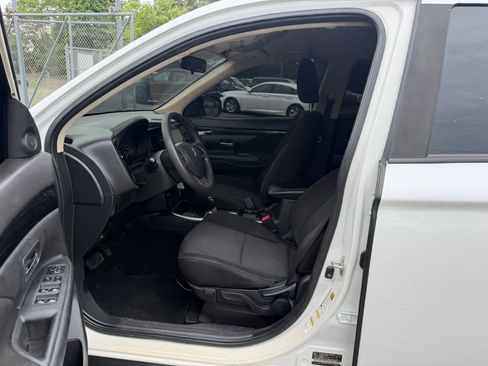 Used 2020 Mitsubishi Outlander ES FWD image 23