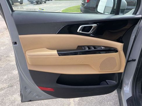 Used 2024 Kia Carnival EX image 15