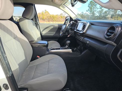 Used 2022 Toyota Tacoma SR5 w/ Technology Package image 10