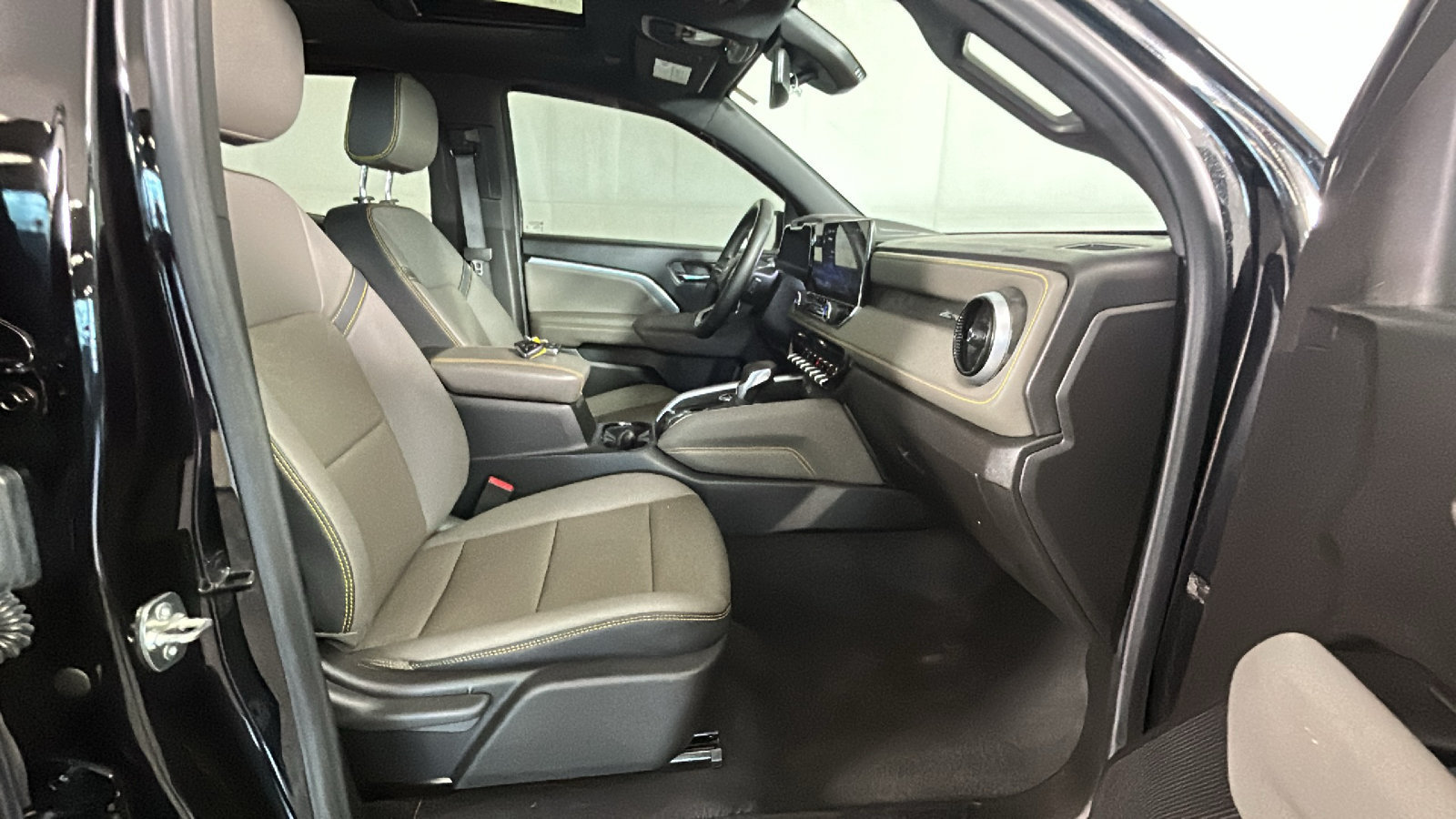 Used 2024 Chevrolet Colorado ZR2 w/ ZR2 Convenience Package III AWD/4WD image 35