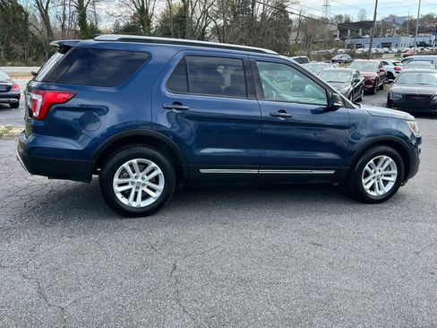 Used 2017 Ford Explorer XLT image 8