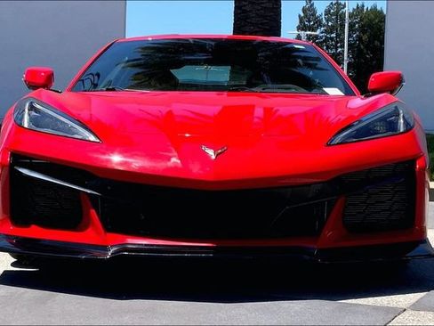 Used 2021 Chevrolet Corvette Stingray Preferred Cpe w/ Engine Appearance Package RWD image 3