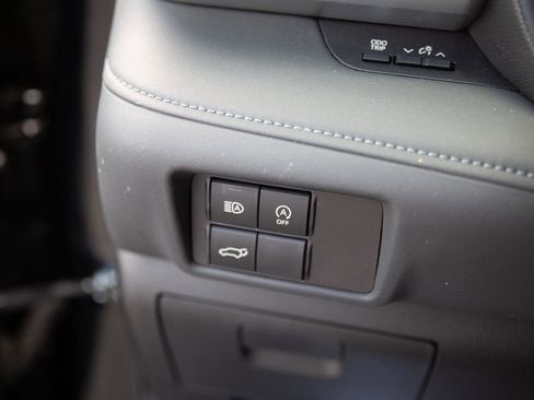 Used 2024 Toyota Highlander LE image 19