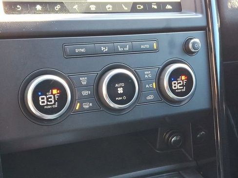 Used 2018 Land Rover Discovery SE image 17