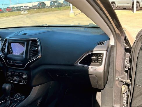 Used 2020 Jeep Cherokee Latitude Plus image 17