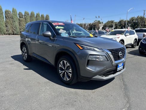 Used 2023 Nissan Rogue SV image 2