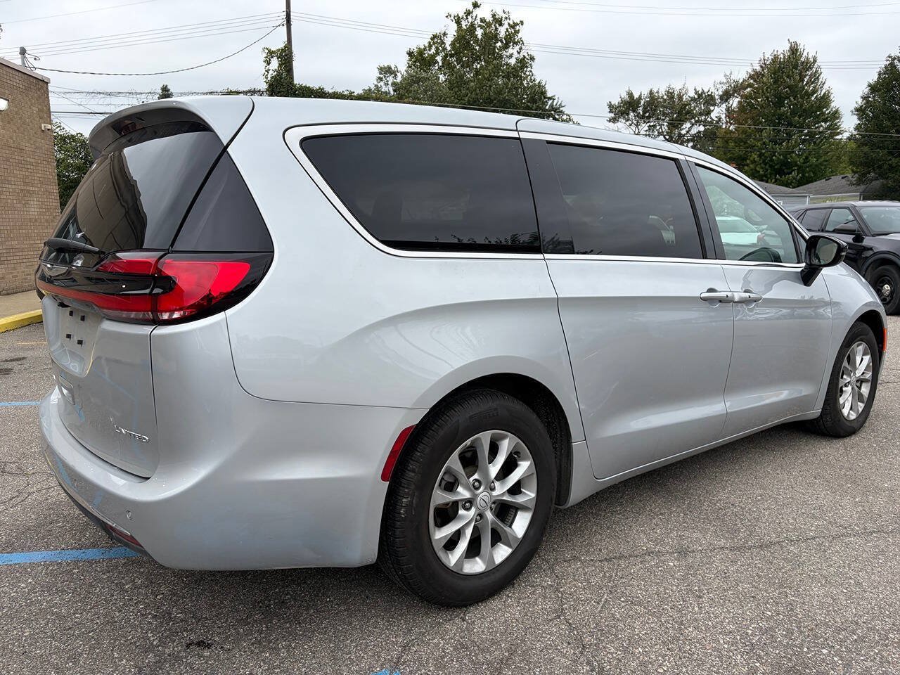 Used 2026 Chrysler Pacifica Limited FWD image 5