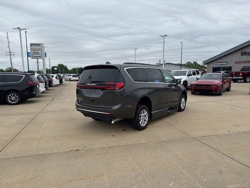 Used 2022 Chrysler Pacifica Touring-L FWD image 7