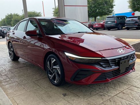 Used 2025 Hyundai Elantra SEL FWD image 3