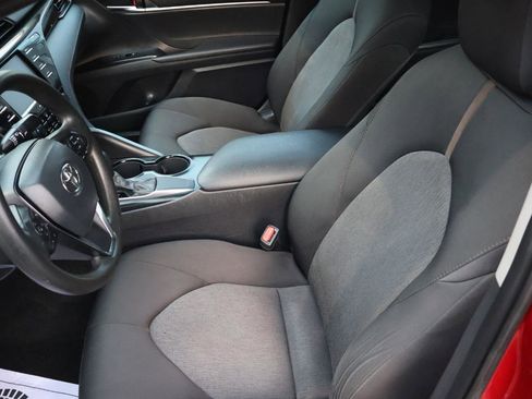 Used 2020 Toyota Camry LE image 12