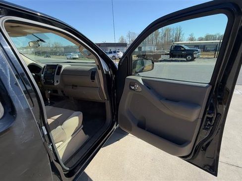 Used 2013 Nissan Frontier SV image 21