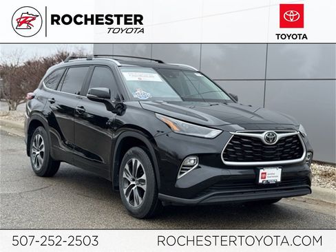 Certified 2023 Toyota Highlander XLE image 1