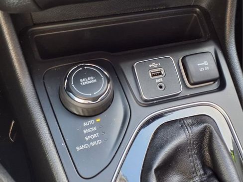 Used 2019 Jeep Cherokee Limited image 13