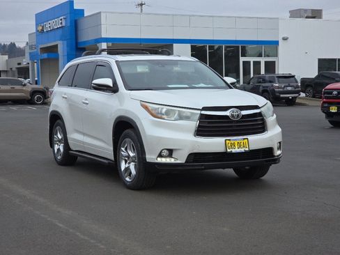 Used 2014 Toyota Highlander Limited Platinum image 2