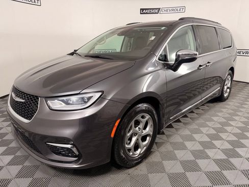 Used 2023 Chrysler Pacifica Limited FWD image 2