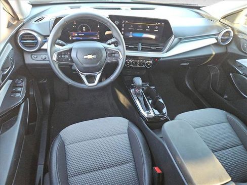 Used 2025 Chevrolet Trax LT w/ LT Convenience Package image 16