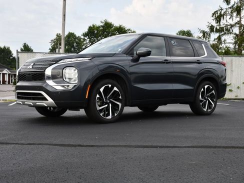 Used 2024 Mitsubishi Outlander SE AWD/4WD image 3