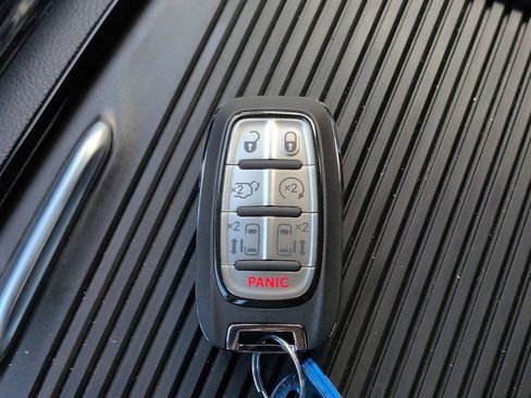 Used 2026 Chrysler Pacifica Limited FWD image 30
