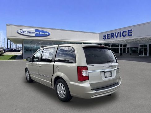 Used 2015 Chrysler Town & Country Touring FWD image 6