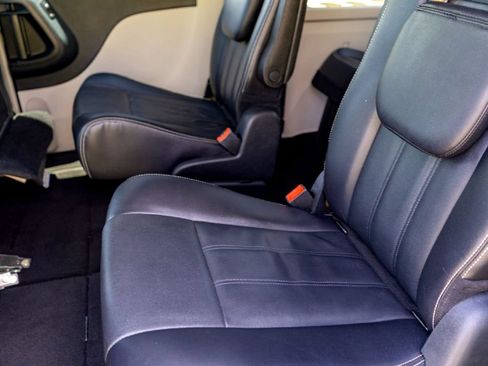 Used 2015 Chrysler Town & Country Touring FWD image 23