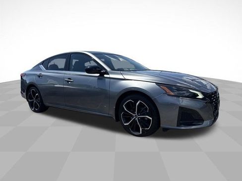 Used 2023 Nissan Altima 2.5 SR w/ SR Premium Package FWD image 3