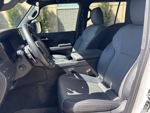 Used 2024 Lexus GX 550 w/ Accessory Package (2T) AWD/4WD image 16