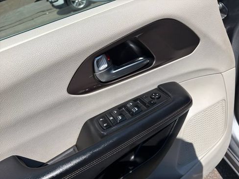 Used 2019 Chrysler Pacifica Touring-L FWD image 12
