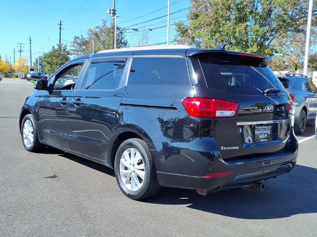 Used 2017 Kia Sedona LX w/ LX Essentials Premium Package FWD image 4