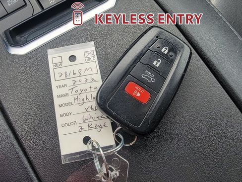 Used 2022 Toyota Highlander XLE AWD/4WD image 35