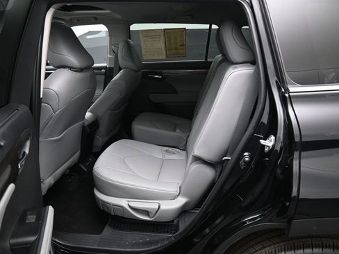 Used 2025 Toyota Highlander Limited image 32