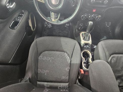 Used 2016 Jeep Renegade Latitude w/ Popular Equipment Group image 12