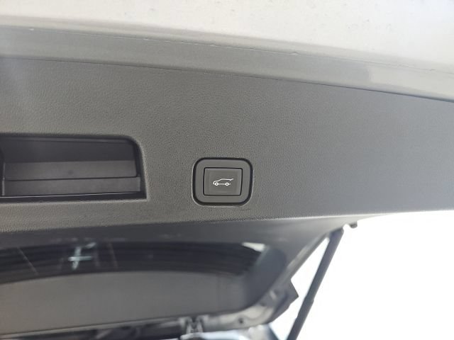 Used 2026 Chevrolet Traverse LT w/ Driver Confidence Package FWD image 18