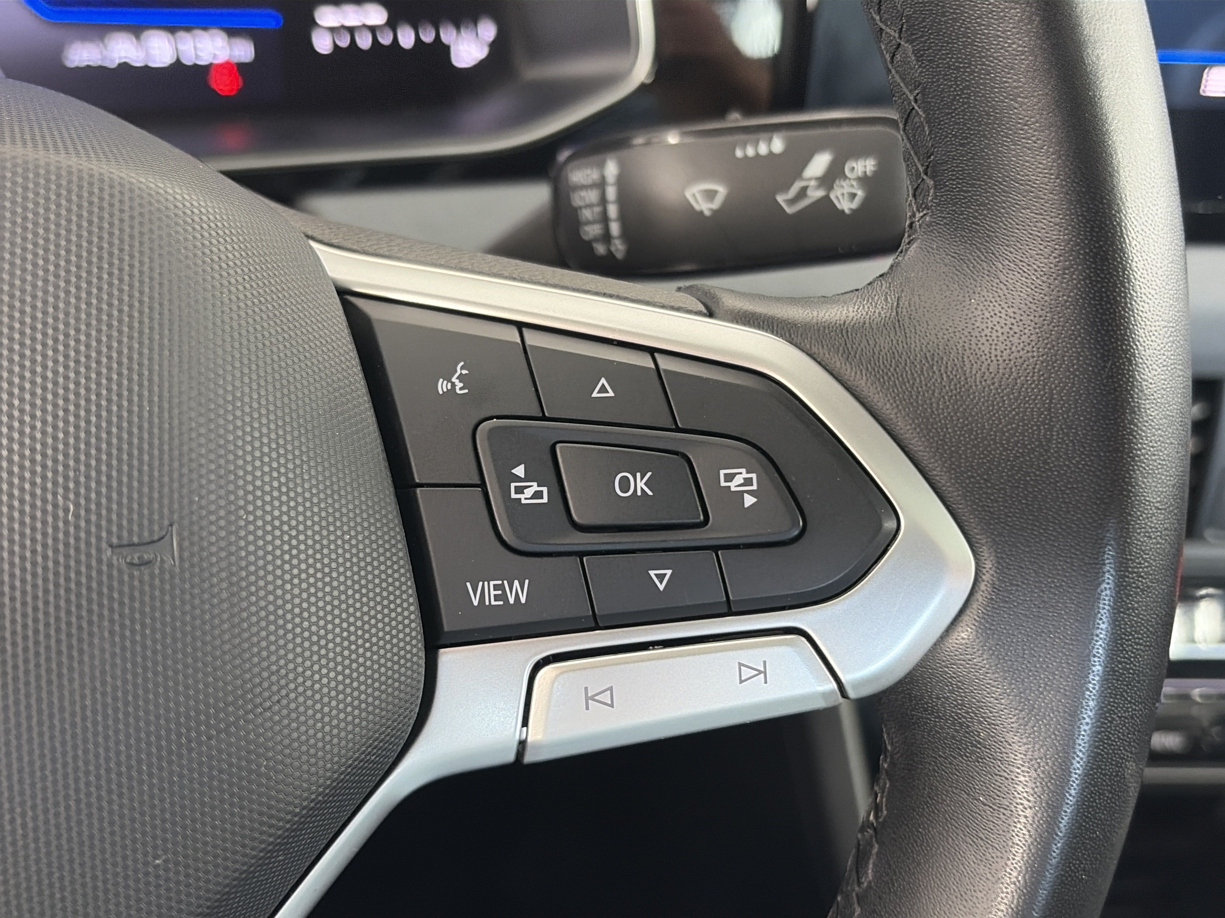 Used 2025 Volkswagen Jetta SE FWD image 33