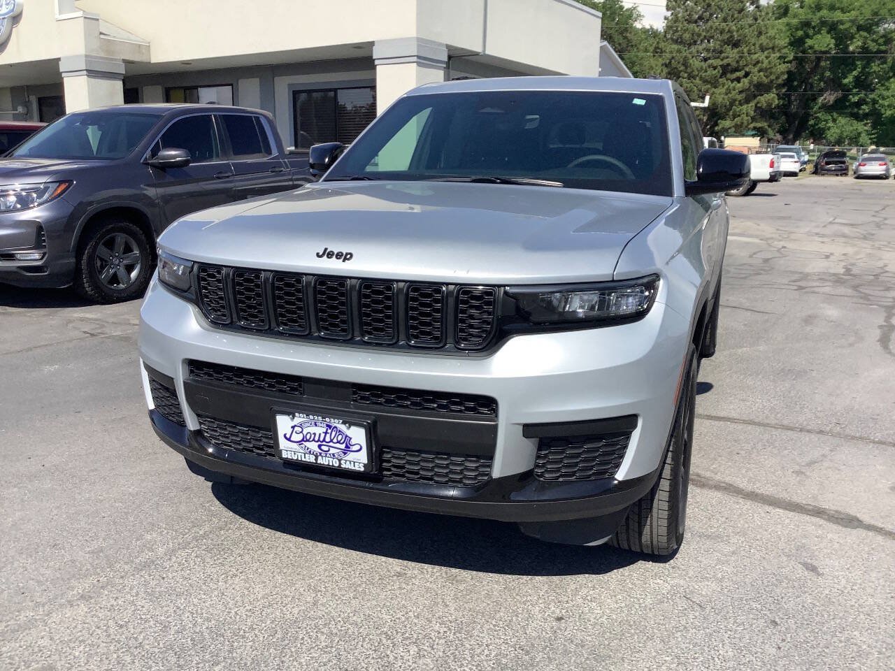 Used 2025 Jeep Grand Cherokee L Laredo AWD/4WD image 5
