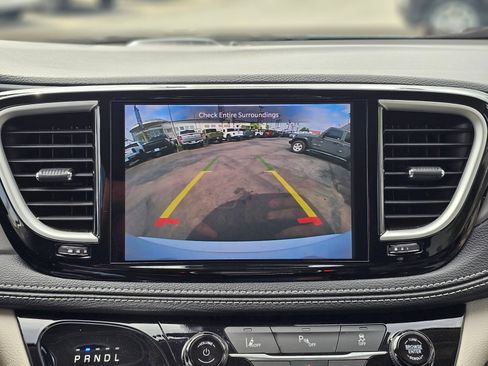 Used 2024 Chrysler Pacifica Limited FWD image 15
