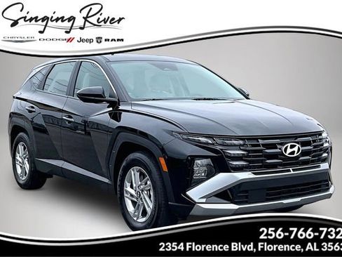 Used 2025 Hyundai Tucson SE image 1