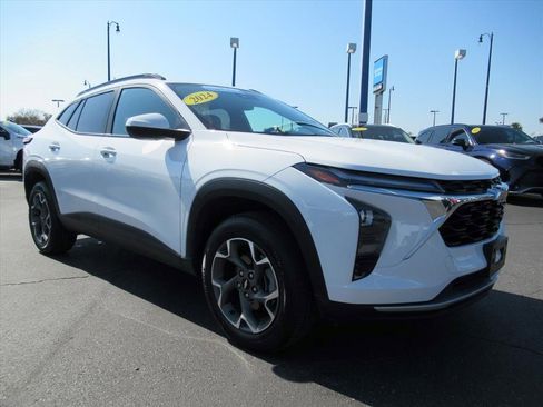 Certified 2024 Chevrolet Trax LT w/ Driver Confidence Package image 3