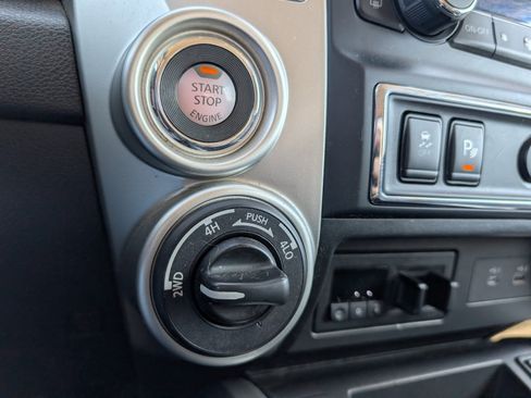 Used 2021 Nissan Titan SV w/ SV Convenience Package image 12