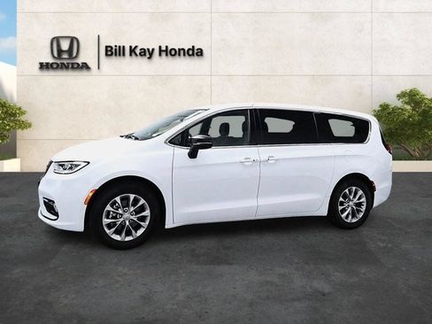 Used 2026 Chrysler Pacifica Limited FWD image 11